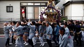 Penduduk Kota Sakura saat merayakan Festival Matsuri festival di Distrik Sennari, Sakuta, Prefektur Chiba, Jepang.