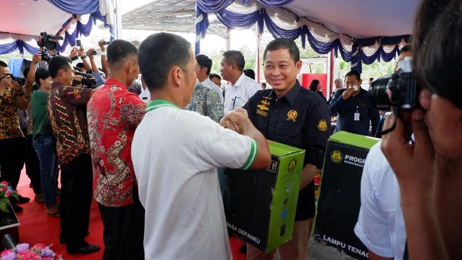 Terangi 2500 desa, ESDM targetkan pembagian 100 ribu LTSHE di tahun depan 