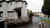 Seorang penduduk di Kota Sakura mengatakan kalau kawasan pemukimannya jadi sepi karena perusahaan pengembang gagal mengembangkan kawasannya. Kini hanya terlihat banyak rumah kosong di sana.