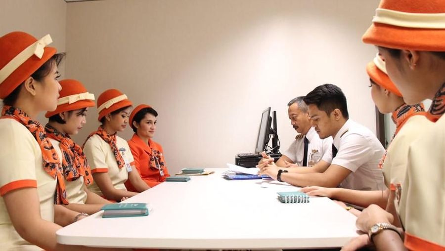 Mulai hari ini hingga 17 Desember 2018, para pramugari maskapai Garuda Indonesia mengenakan kostum 'old style'