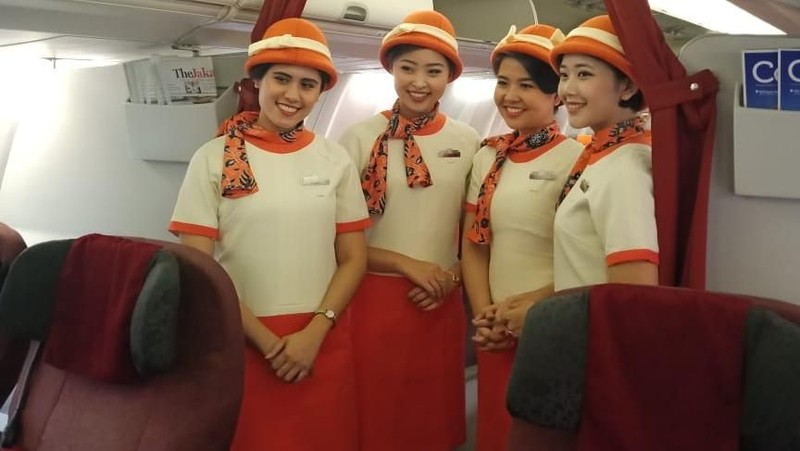 Mulai hari ini hingga 17 Desember 2018, para pramugari maskapai Garuda Indonesia mengenakan kostum 'old style'