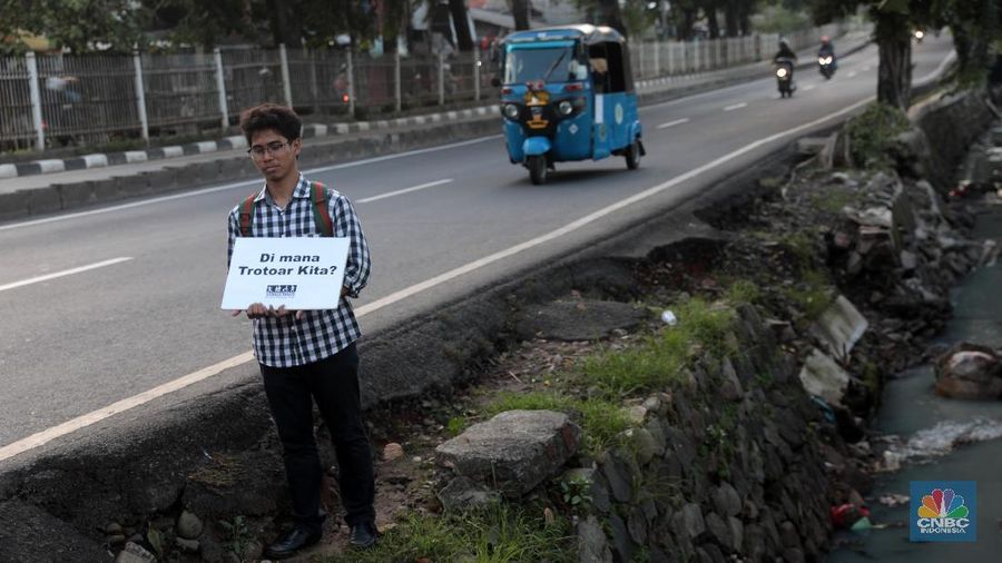 Koalisi Pejalan Kaki mengadakan Tamasya Trotoar Jakarta Timur sebagai upaya menyuarakan akses pejalan kaki yang ramah dan layak.