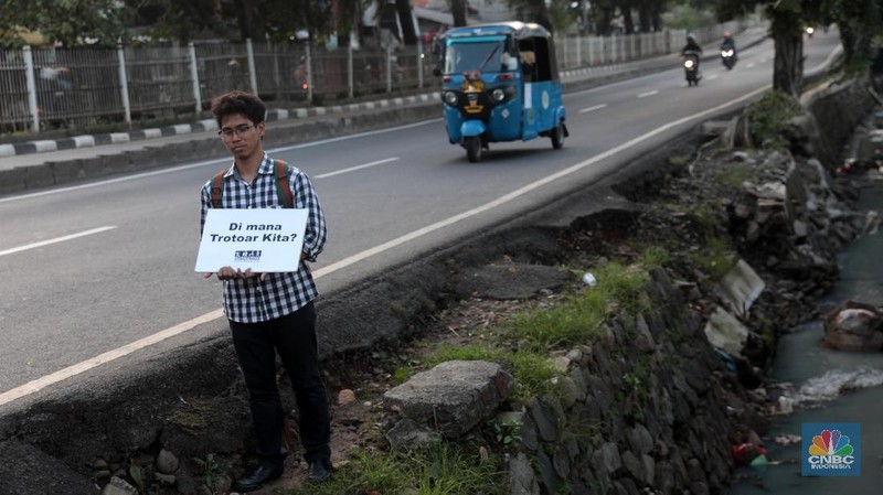 Koalisi Pejalan Kaki mengadakan Tamasya Trotoar Jakarta Timur sebagai upaya menyuarakan akses pejalan kaki yang ramah dan layak.