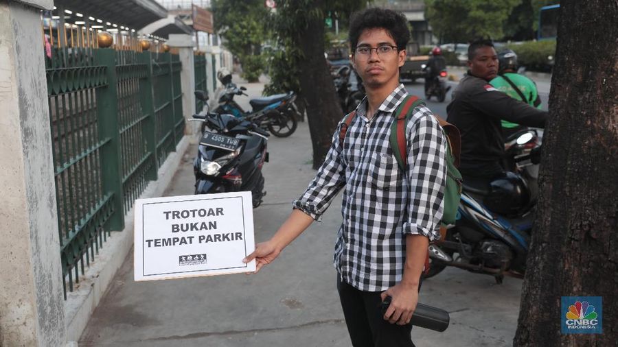 Koalisi Pejalan Kaki mengadakan Tamasya Trotoar Jakarta Timur sebagai upaya menyuarakan akses pejalan kaki yang ramah dan layak.