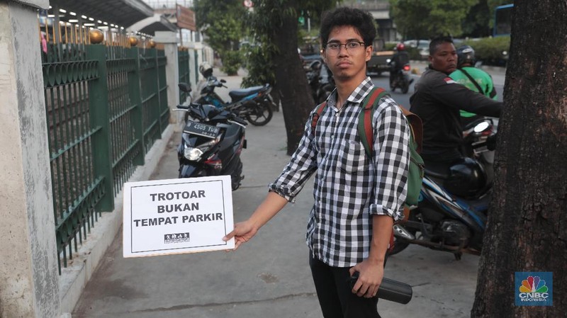 Koalisi Pejalan Kaki mengadakan Tamasya Trotoar Jakarta Timur sebagai upaya menyuarakan akses pejalan kaki yang ramah dan layak.