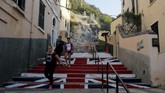 Gibraltar juga hanya memiliki jalanan sepanjang 29 kilometer, sehingga tak banyak yang menggunakan kendaraan bermotor di sini. Jalanan tersibuk di sini, Winston Churchill Avenue, bahkan harus ditutup saat ada pesawat yang akan lepas landas atau mendarat. (REUTERS/Jon Nazca)