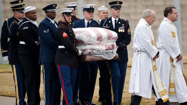 Pengawal Kehormatan Antar Jasad George HW Bush ke Liang Lahad