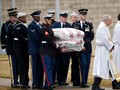 Pengawal Kehormatan Antar Jasad George HW Bush ke Liang Lahad