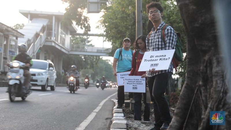 Koalisi Pejalan Kaki mengadakan Tamasya Trotoar Jakarta Timur sebagai upaya menyuarakan akses pejalan kaki yang ramah dan layak.