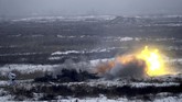 Presiden Rusia, Vladimir Putin menyatakan belum mau memulangkan 24 pelaut dan kapal milik Angkatan Laut Ukraina yang disita dalam insiden di Selat Kirch, Laut Azov. (REUTERS/Valentyn Ogirenko TPX IMAGES OF THE DAY)