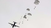 Ukraina saat ini memberlakukan status darurat militer selama 30 hari di kawasan yang berbatasan dengan Rusia. (REUTERS/Gleb Garanich)