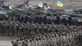 Rusia dikabarkan mengerahkan pasukan mereka ke wilayah perbatasan Ukraina, lengkap dengan kendaraan lapis baja dan rudal. (REUTERS/Gleb Garanich)