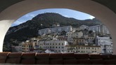 Selain bagi pecinta wisata bahari, Gibraltar juga menjadi destinasi favorit bagi pecinta wisata pengamatan burung. Gibraltar sering dilewati 315 spesies burung yang bermigrasi dari Afrika Utara ke Eropa setiap tahunnya. (REUTERS/Jon Nazca)