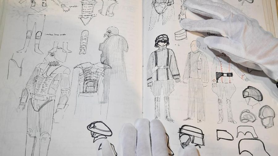 Sketsa tersebut mengungkapkan desain kostum awal untuk Darth Vader, Luke Skywalker dan karakter 