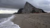Pantai La Atunara di selatan Spanyol, juga memiliki pemandangan langsung ke Gibraltar. (REUTERS/Jon Nazca)