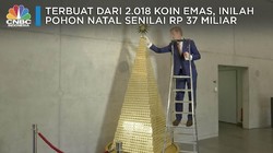 Melihat Kilau Emas Pohon Natal Berharga Rp 37 Miliar!