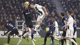 Bek Juventus, Leonardo Bonucci berduel dengan kiper Inter Milan, Samir Handanovic. (REUTERS/Stefano Rellandini)
