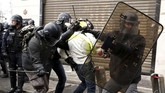 Kepolisian Paris menangkap hampir 300 orang peserta demo gerakan Rompi Kuning di Paris. (REUTERS/Christian Hartmann)