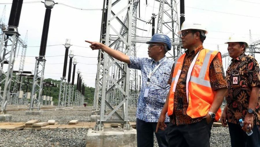 Di balik megahnya pembangkit listrik ada sistem transmisi yang masih serapuh hati gadis remaja
