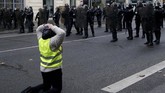 Aparat kepolisian yang diturunkan untuk mengamankan aksi tersebut mencapai delapan ribu petugas. (REUTERS/Stephane Mahe)