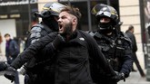Belum lama turun ke jalan, para demonstran langsung terlibat bentrok dengan polisi anti huru-hara di Ibu Kota Paris. (REUTERS/Piroschka van de Wouw)