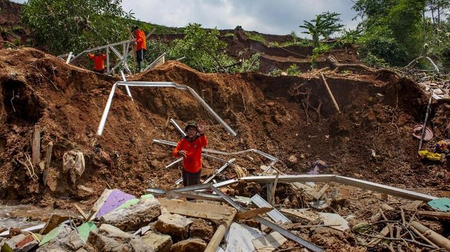 Jalinsum Parapat-Pematang Siantar Putus Akibat Longsor