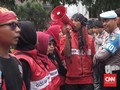 Berkalung Senapan Gas Air Mata, Polisi Menari Bareng Buruh