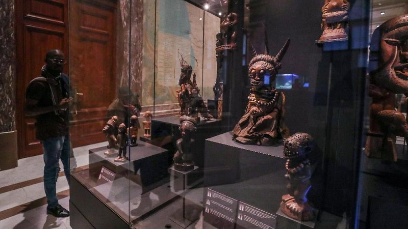 Museum, penuh dengan artefak dan boneka satwa liar, sering dikritik karena mengabaikan kebrutalan raja Leopold II.