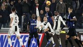 Cristiano Ronaldo mencoba melepaskan tendangan salto ke gawang Inter Milan. Ronaldo mendapat penjagaan ketat di laga ini. (REUTERS/Stefano Rellandini)
