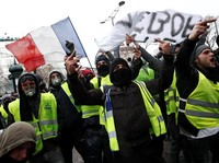 Paris Membara! Gerakan Rompi Kuning Ramaikan Jalanan