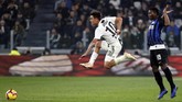 Juventus dan Inter Milan terus bertukar serangan di babak kedua. Paulo Dybala mencoba melewati adangan Kwado Asamoah. (REUTERS/Stefano Rellandini)