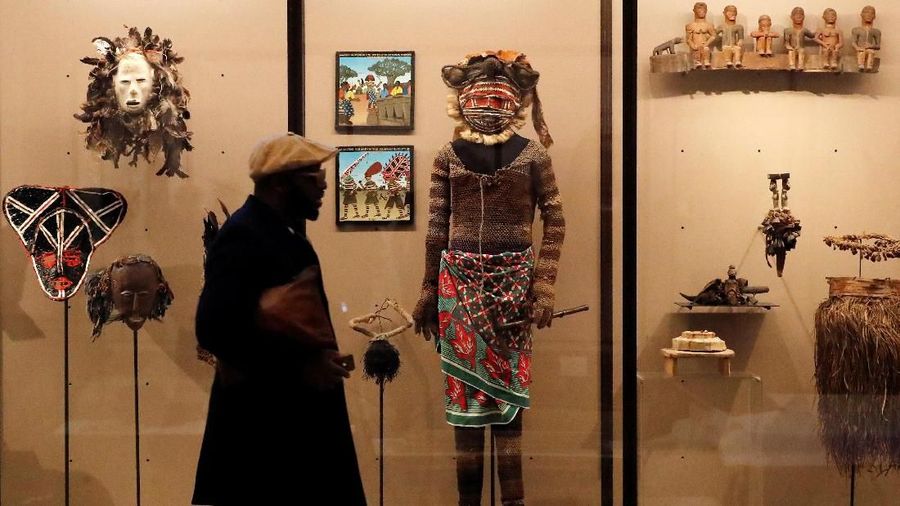 Museum, penuh dengan artefak dan boneka satwa liar, sering dikritik karena mengabaikan kebrutalan raja Leopold II.