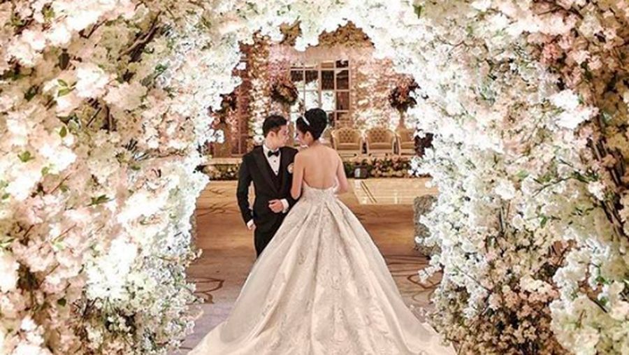 Banyak calon pengantin yang ingin menyelenggarakan pernikahan mereka secara mewah di hotel bintang lima.