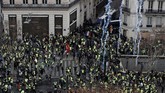 Aparat kepolisian memperkirakan saat ini ada 1500 orang pengunjuk rasa yang berkumpul di Paris. (REUTERS/Benoit Tessier)
