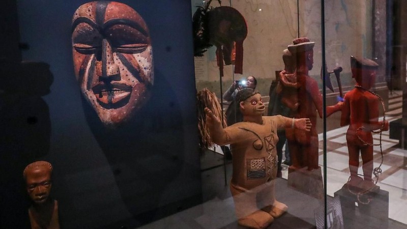 Museum, penuh dengan artefak dan boneka satwa liar, sering dikritik karena mengabaikan kebrutalan raja Leopold II.