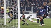 Mario Mandzukic akhirnya mencetak gol di menit ke-66. Mandzukic melepaskan sundulan setelah memanfaatkan umpan silang Joao Cancelo. (REUTERS/Stefano Rellandini)