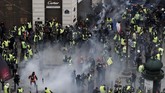 Diperkirakan jumlah pengunjuk rasa Rompi Kuning di seluruh Prancis pada akhir pekan ini mencapai 31 ribu orang. (REUTERS/Benoit Tessier)