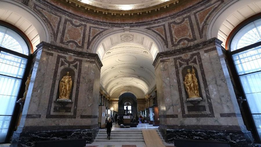 Museum, penuh dengan artefak dan boneka satwa liar, sering dikritik karena mengabaikan kebrutalan raja Leopold II.