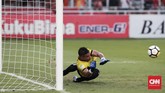 Andritany Ardhiyasa menangkis bola yang dilepaskan Fernando Rodriguez Ortega dari titik putih. (CNN Indonesia/Andry Novelino)