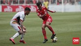 Rezaldi Hehanusa (kanan) kembali tampil menghuni posisi full back kiri Persija setelah sempat mengalami masalah pada tumit. (CNN Indonesia/Andry Novelino)