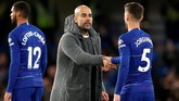 Manajer Man City Pep Guardiola memberikan selamat kepada Jorginho yang dianggap sebagai faktor pembeda The Blues pada laga itu. Guardiola sudah tiga kali kalah dari Chelsea. (Reuters/John Sibley)