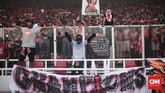 The Jakmania bersorak-sorai usai Persija Jakarta memastikan gelar juara Liga 1 2018 setelah mengalahkan Mitra Kukar 2-1 di Stadion Utama Gelora Bung Karno, Jakarta, Minggu (9/12). (CNN Indonesia/Andry Novelino)