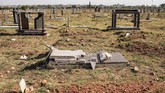 Mereka mempersiapkan kuburan tersebut untuk jenazah lain yang kehabisan tempat karena Afrika sedang mengalami masalah kekurangan lahan. (AFP Photo/Gianluigi Guercia)