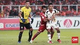 Pemain sayap Persija Jakarta Novri Setiawan juga sibuk bertahan karena Mitra Kukar juga beberapa kali mengancam gawang Andritany Ardhiyasa, salah satunya melalui Dedi Hartono. (CNN Indonesia/Andry Novelino)