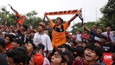 Suporter Persija Jakarta yang tidak kedapatan tiket turut menyaksikan tim kesayangannya berlaga melalui layar besar di sekitar Senayan, Jakarta. (CNN Indonesia/Hesti Rika)
