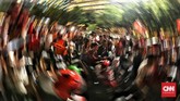 Setelah menyaksikan laga Persija Jakarta vs Mitra Kukar di SUGBK, perayaan dilanjutkan di jalan-jalan hingga menuju Bundaran HI, Jakarta Pusat. (CNN Indonesia/Hesti Rika)