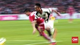 Mitra Kukar yang tertinggal 0-2 sejak menit ke-59 berupaya keras mencetak gol hingga wasit meniup peluit akhir. (CNN Indonesia/Andry Novelino)