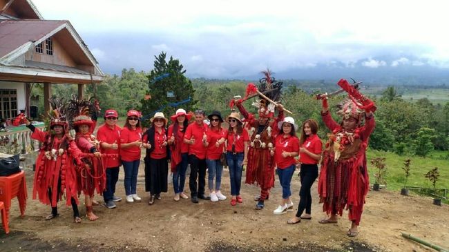 Pasar Hutan Ranelewo Usung 2 Danau Warna Berbeda