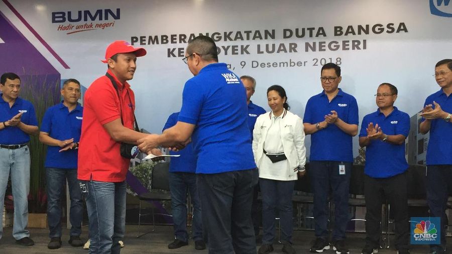 Menteri BUMN Rini Soemarno melepas 311 tenaga kerja PT Wijaya Karya (Persero) Tbk. (WIKA) ke empat negara, yakni Aljazair, Niger, Taiwan, dan Malaysia.