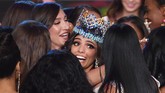 Posisi runner-up pertama Miss World 2018 diraih oleh Miss Thailand, Nicolene Pichapa Limsnukan yang masih berusia 20 tahun dan tengah menyelesaikan studi administrasi bisnis. (AFP/GREG BAKER)